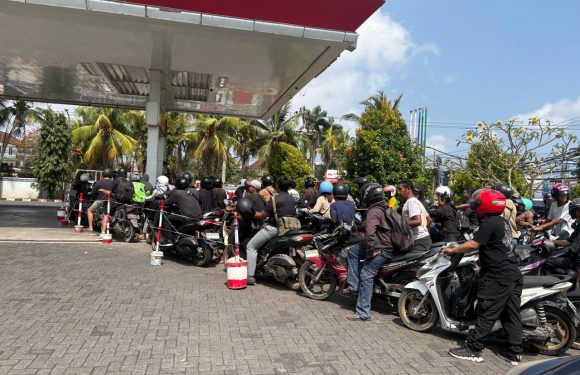 Polsek Kuta Selatan Atur Lalu Lintas di Sejumlah SPBU, Antisipasi Kepadatan Antrean BBM