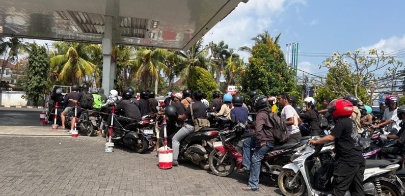 Polsek Kuta Selatan Atur Lalu Lintas di Sejumlah SPBU, Antisipasi Kepadatan Antrean BBM