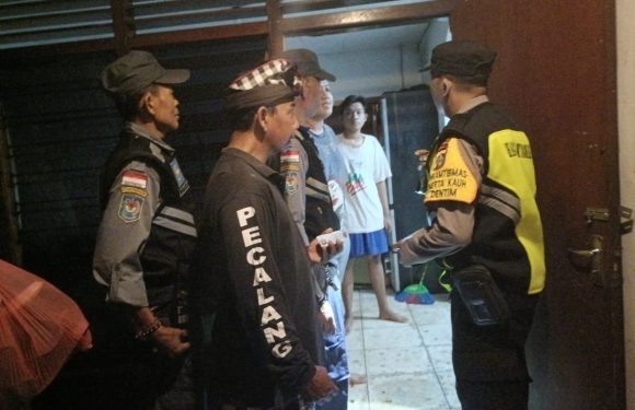 Pastikan Data Kependudukan Akurat, Bhabinkamtibmas Sumerta Kauh Ikut Kawal Pendataan Non-permanen