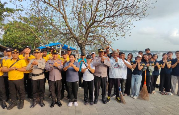 Dukung Green Policing, Polsek Denpasar Selatan Bersama Mahasiswa Universitas Udayana Gelar Aksi Bersih-Bersih Pantai Melasti Serangan