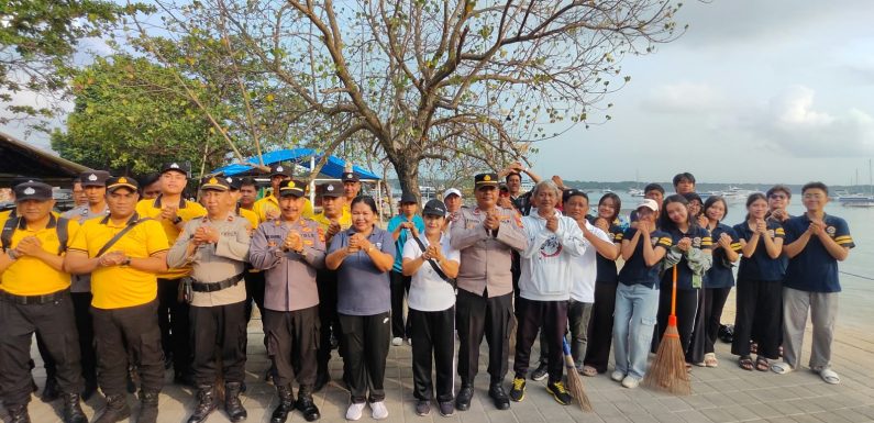 Dukung Green Policing, Polsek Denpasar Selatan Bersama Mahasiswa Universitas Udayana Gelar Aksi Bersih-Bersih Pantai Melasti Serangan