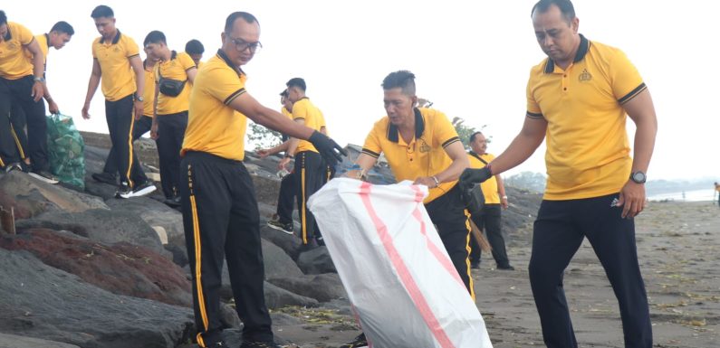 Polsek Denpasar Selatan Dukung Green Policing, Bersama Jaga Kebersihan Pantai Mertasari