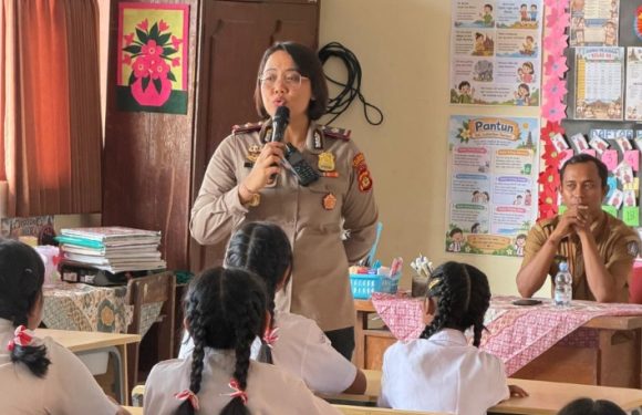 Kapolsek Kuta Edukasi Pelajar tentang Bahaya Bullying dan Tertib Berlalu Lintas
