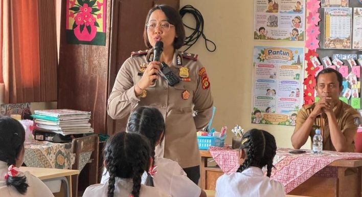 Kapolsek Kuta Edukasi Pelajar tentang Bahaya Bullying dan Tertib Berlalu Lintas
