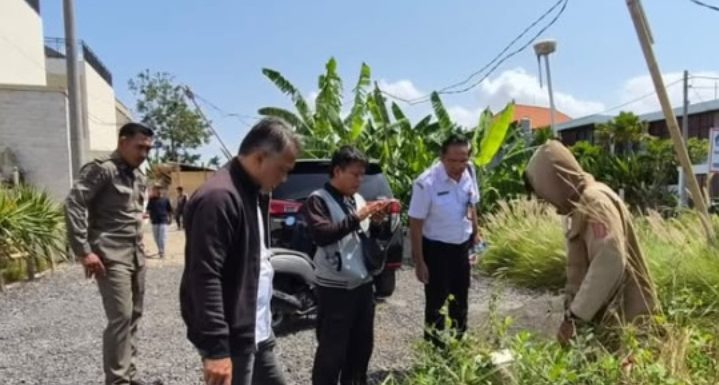 Petugas Seksi Survei Kantah Badung Hadir Pada Pemasangan Patok Batas Tanah Hibah Komisi Pemberantasan Korupsi (KPK) RI yang berlokasi di Kelurahan Kerobokan Kelod.